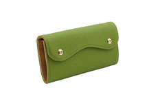 ドイツシュリンクを使用したライトグリーン色のカブセ型長財布