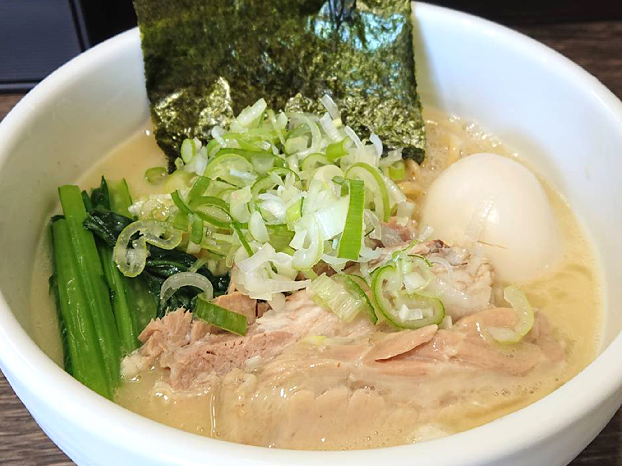 オタクが作るラーメンは異世界でも通用するらしい＿鶏白湯ラーメンの写真