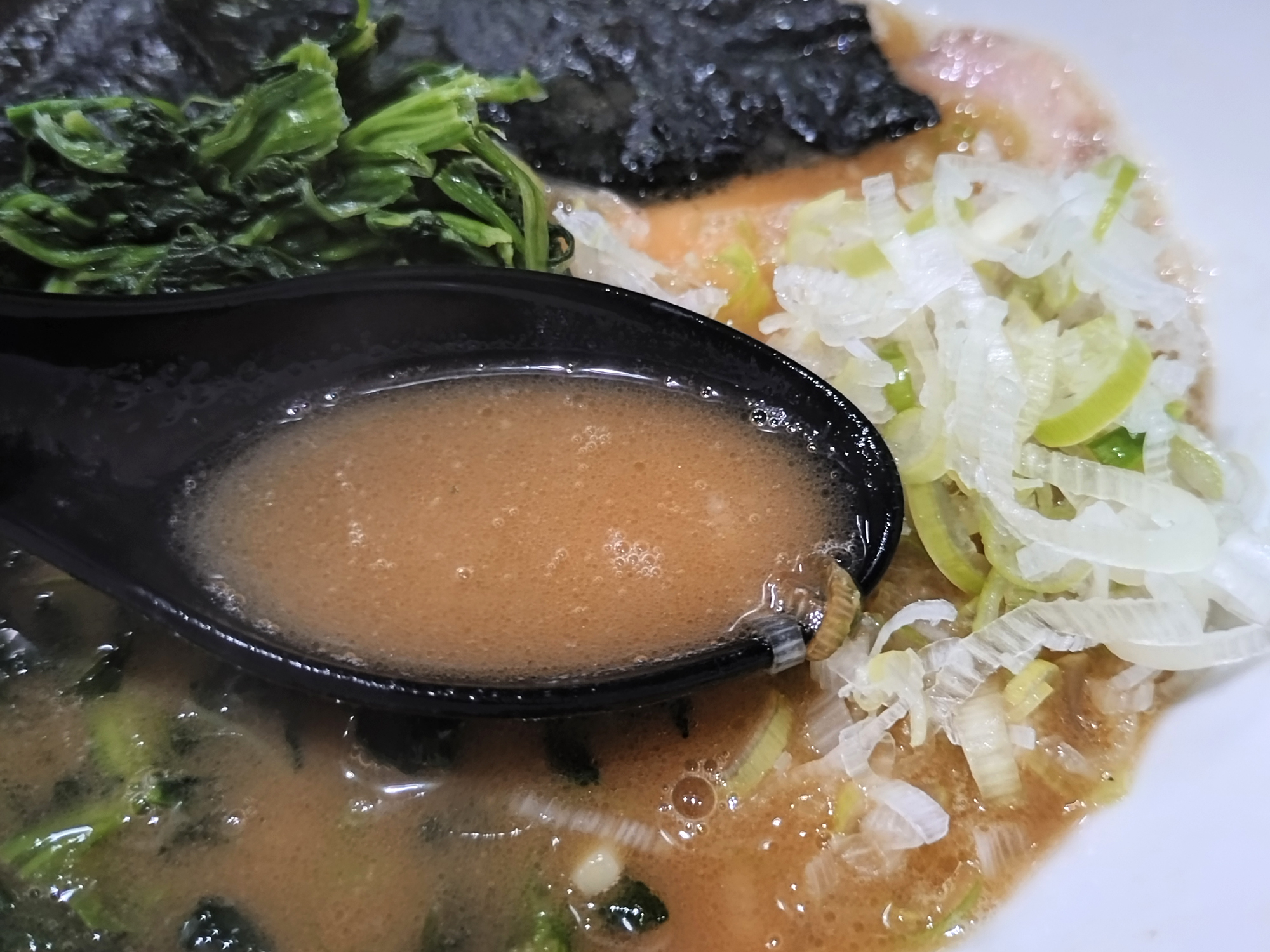 オタクが作るラーメンは異世界でも通用するらしい_家系ラーメンスープの写真