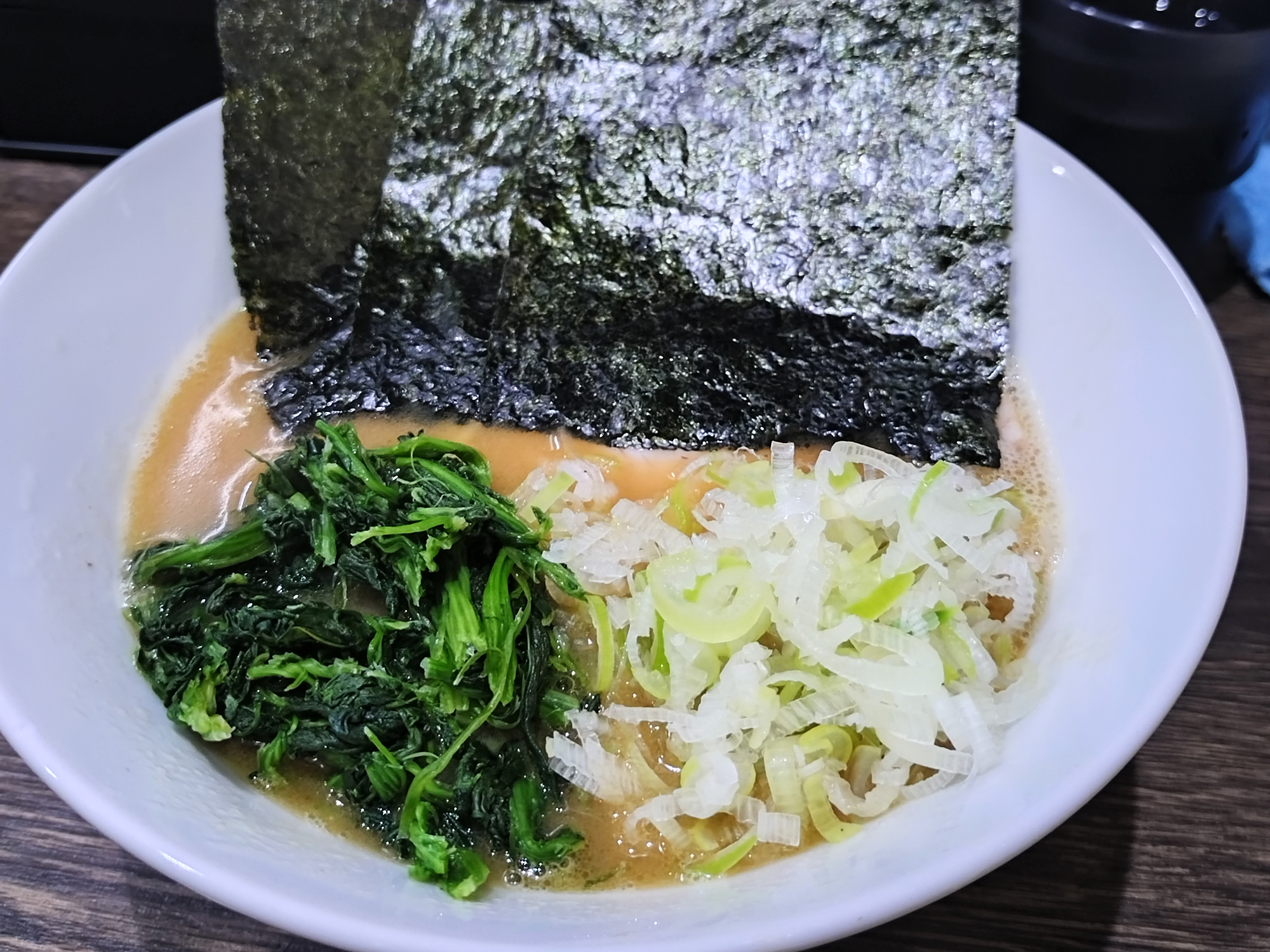 オタクが作るラーメンは異世界でも通用するらしい_家系ラーメン薬味ネギトッピング