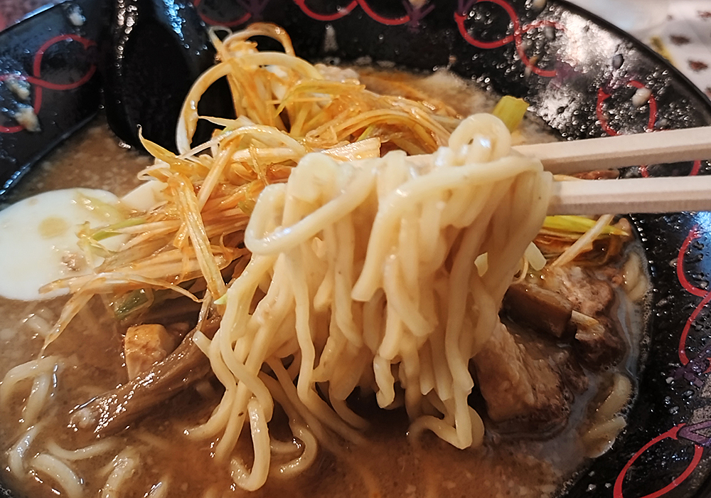 千葉の秘境ラーメン らー麺ゴルジの麺の写真