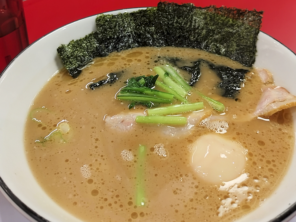 家系ラーメン王道家直系 修＿ラーメン（半麺）味玉付きの写真