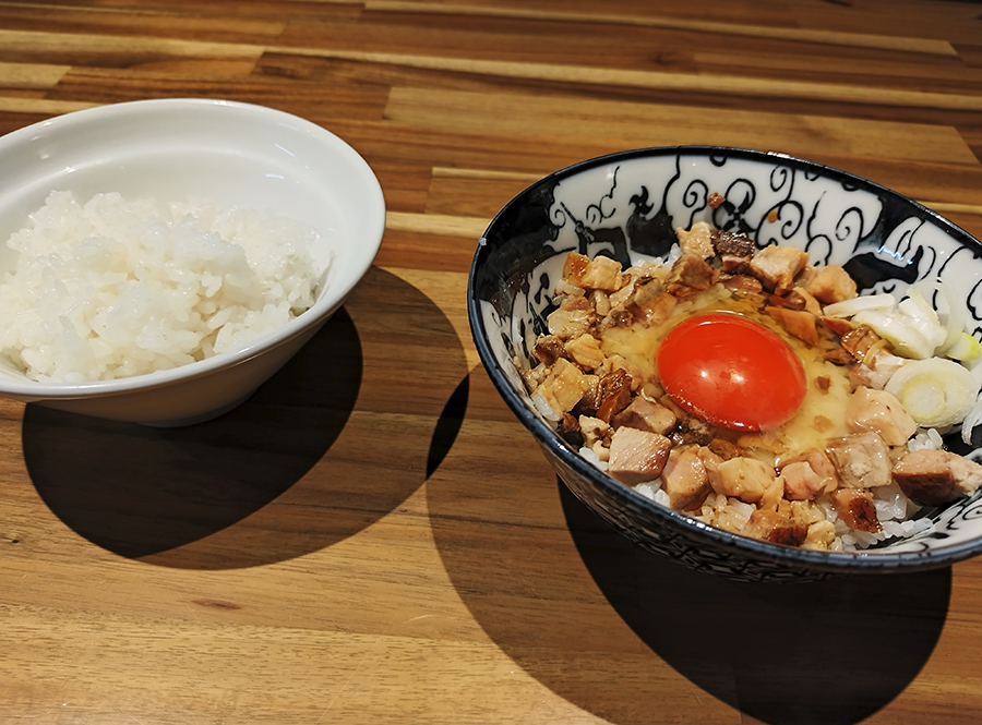 野良裏家の半ライスと半たまごかけ肉ごはん