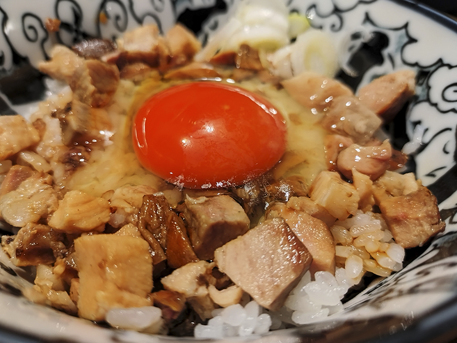 野良裏家の半たまごかけ肉ご飯の写真